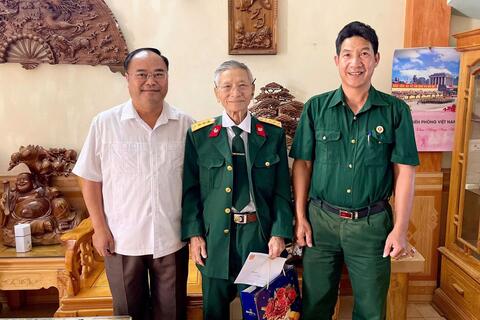 Lãnh đạo Đảng uỷ phường Tân Phong, thăm tặng quà Hội viên Cựu chiến binh thời kỳ kháng chiến chống Pháp.