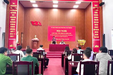 Uỷ ban nhân dân phường Tân Phong làm việc với Uỷ ban nhân dân xã Khun Há.