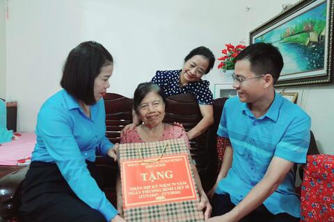 Đoàn công tác số 05 phường Tân Phong thăm, tặng quà gia đình chính sách trên địa bàn.