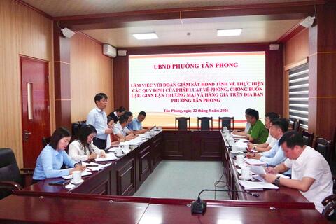 Uỷ ban nhân dân phường Tân Phong làm việc với Đoàn giám sát của Hội đồng Nhân dân tỉnh.