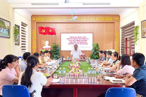 Đồng chí Bí thư Đảng ủy phường Tân Phong làm việc, nắm tình hình tại Đảng bộ trường THCS Tân Phong.