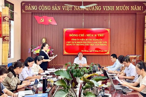 Đồng chí Bí thư Đảng ủy phường Tân Phong làm việc, nắm tình hình tại Đảng uỷ trường Tiểu học Tân Phong.