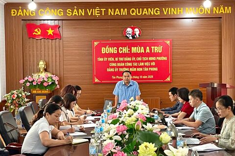 Đồng chí Bí thư Đảng ủy phường Tân Phong làm việc, nắm tình hình tại Đảng ủy trường Mầm non Tân Phong