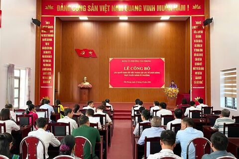 Lễ công bố các quyết định sắp xếp, thành lập các tổ chức đảng trực thuộc Đảng ủy phường Tân Phong.