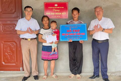 Trao nhà Đại đoàn kết cho gia đình hộ nghèo