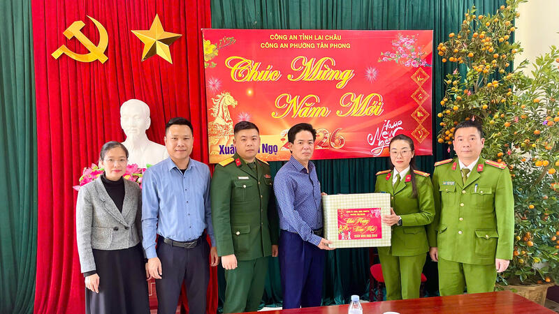 Đồng chí Chủ tịch UBND phường tặng quà, chúc tết gia đình người có công và các đơn vị trực tết 2026.