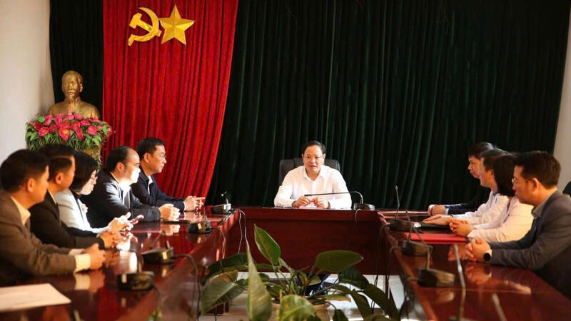 Bí thư Tỉnh ủy Lê Minh Ngân thăm, chúc Tết, tặng quà tại Bệnh viện Đa khoa tỉnh và các gia đình người có công, đảng viên 60 năm tuổi Đảng trên địa bàn phường Tân Phong