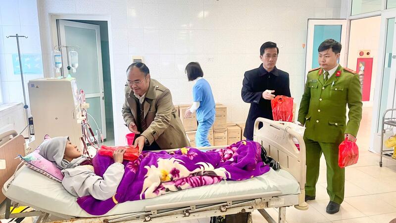 Lãnh đạo phường Tân Phong tặng quà tết cho bệnh nhân chạy thận, bệnh nhân có hoàn cảnh khó khăn tại Bệnh viện đa khoa tỉnh Lai Châu.