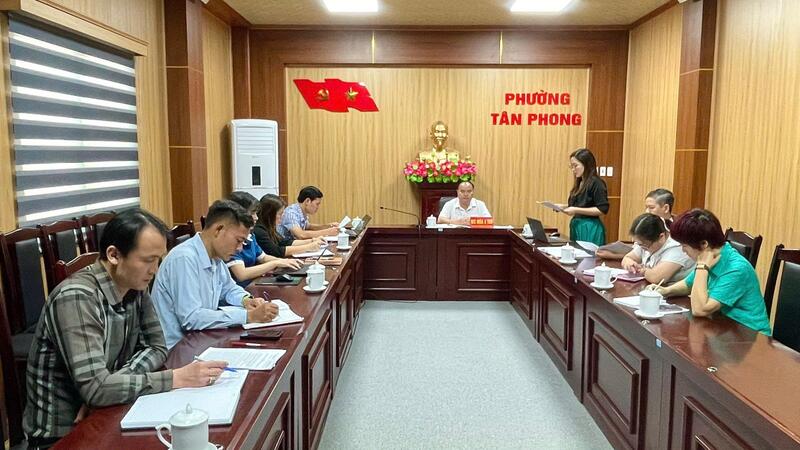 Lãnh đạo Đảng uỷ phường làm việc với các cơ quan tham mưu, giúp việc Đảng ủy và cơ quan ủy ban MTTQ Việt Nam phường.