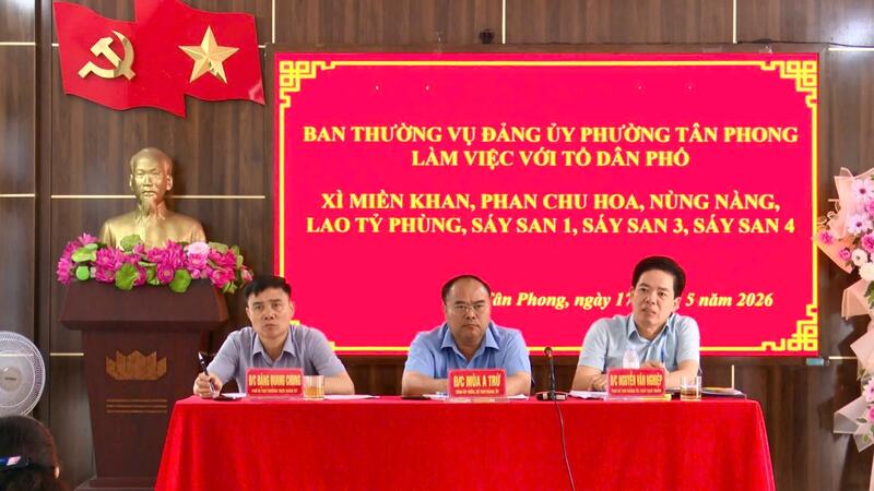 Ban Thường vụ Đảng uỷ phường Tân Phong làm việc với các tổ dân phố khu vực Nùng Nàng.