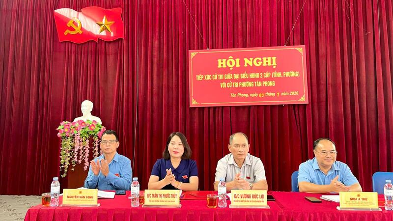 Hội đồng nhân dân hai cấp tiếp xúc cử tri phường Tân Phong.