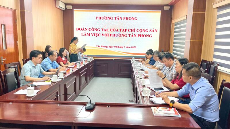 Đoàn công tác của Tạp chí Cộng sản làm việc với phường Tân Phong.
