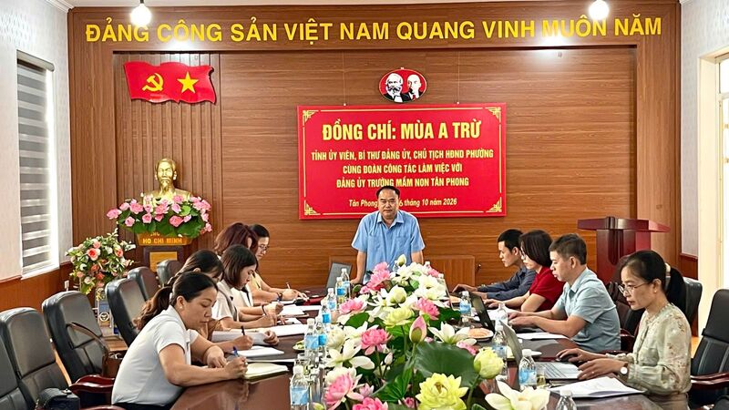 Đồng chí Bí thư Đảng ủy phường Tân Phong làm việc, nắm tình hình tại Đảng ủy trường Mầm non Tân Phong