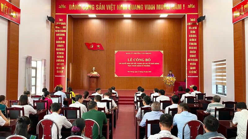 Lễ công bố các quyết định sắp xếp, thành lập các tổ chức đảng trực thuộc Đảng ủy phường Tân Phong.