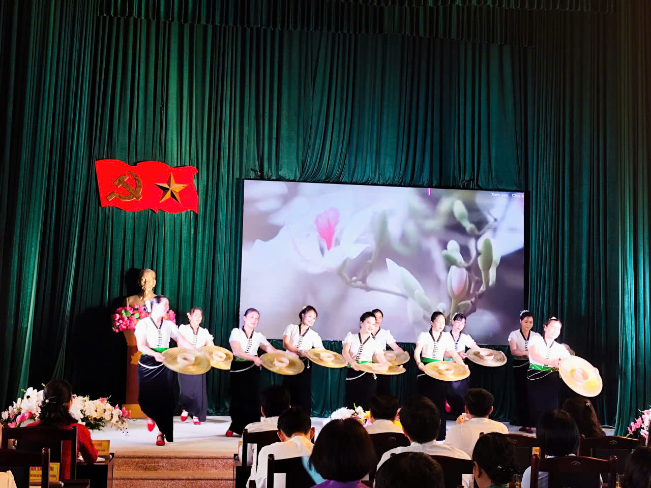 Văn nghệ chào mừng Hội nghị